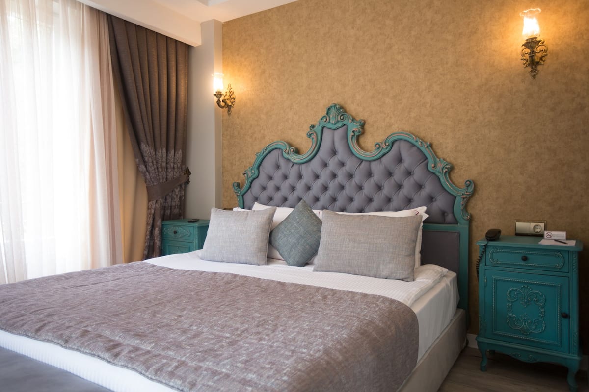 Deluxe Room, 1 King Bed, City View