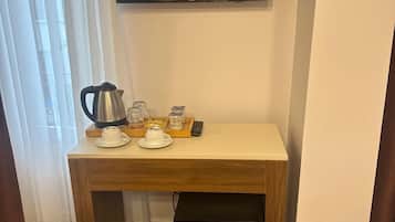 32-Zoll-LCD-Fernseher mit Satellitenempfang, Fernseher, Kamin