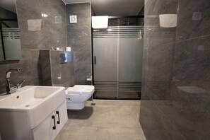 Habitación triple familiar, vista a la ciudad | Ropa de cama de alta calidad y minibar 