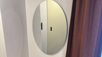 Habitación Deluxe, 1 cama King size, vista a la ciudad | Ropa de cama de alta calidad y minibar