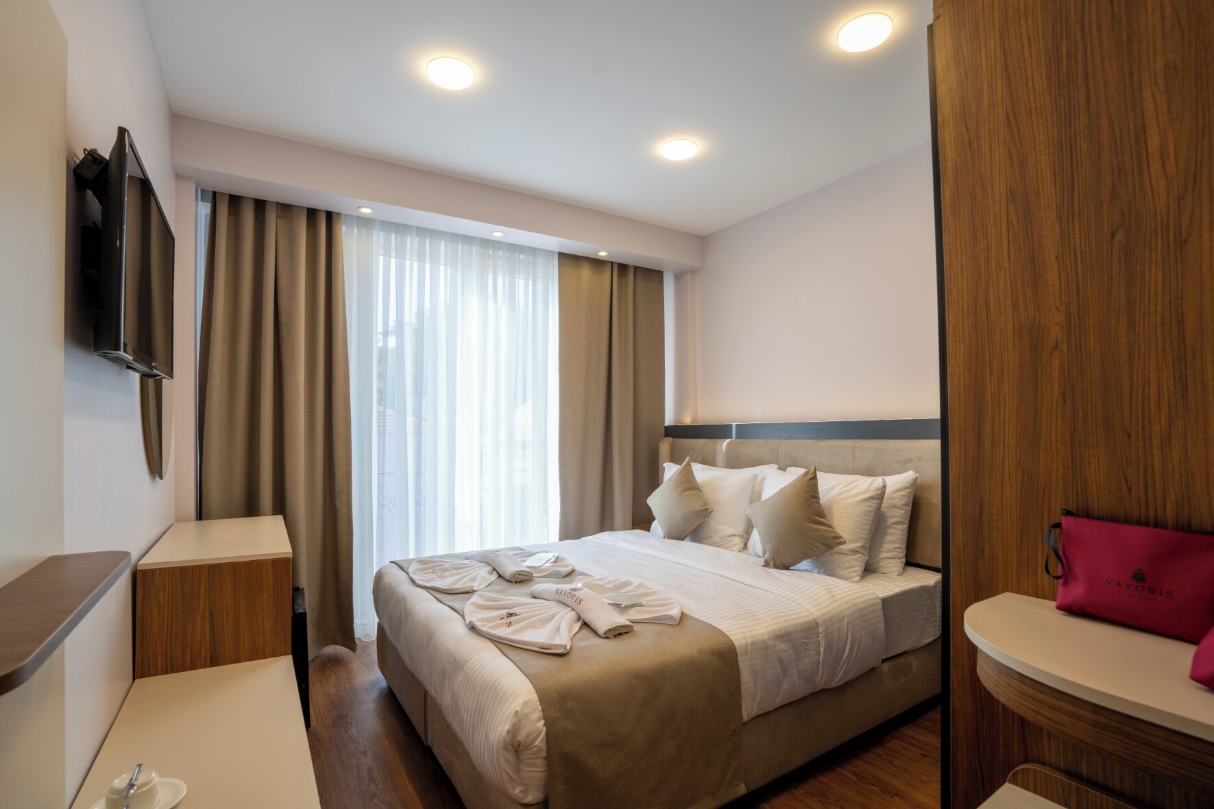 Standard-Doppelzimmer, Stadtblick | Hochwertige Bettwaren, Minibar, Zimmersafe, Schreibtisch