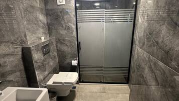 Phòng 3 dành cho gia đình, quang cảnh thành phố | Phòng tắm | Buồng tắm vòi sen, vòi sen phun mưa, đồ dùng nhà tắm miễn phí