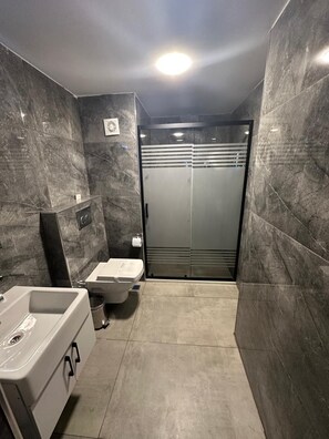 Trippelrum för familj - utsikt mot staden | Badrum | Dusch, regndusch, gratis toalettartiklar och hårtork