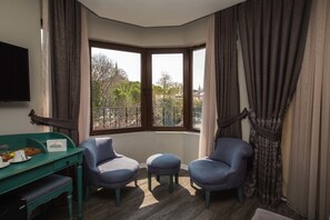 Habitación Deluxe, 1 cama de matrimonio grande, vistas a la ciudad | Ropa de cama de alta calidad, minibar, caja fuerte y escritorio