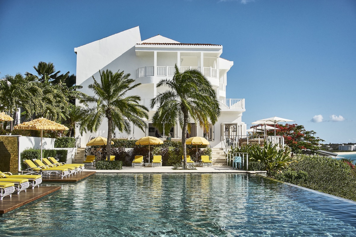 2 outdoor pools, pool cabanas
