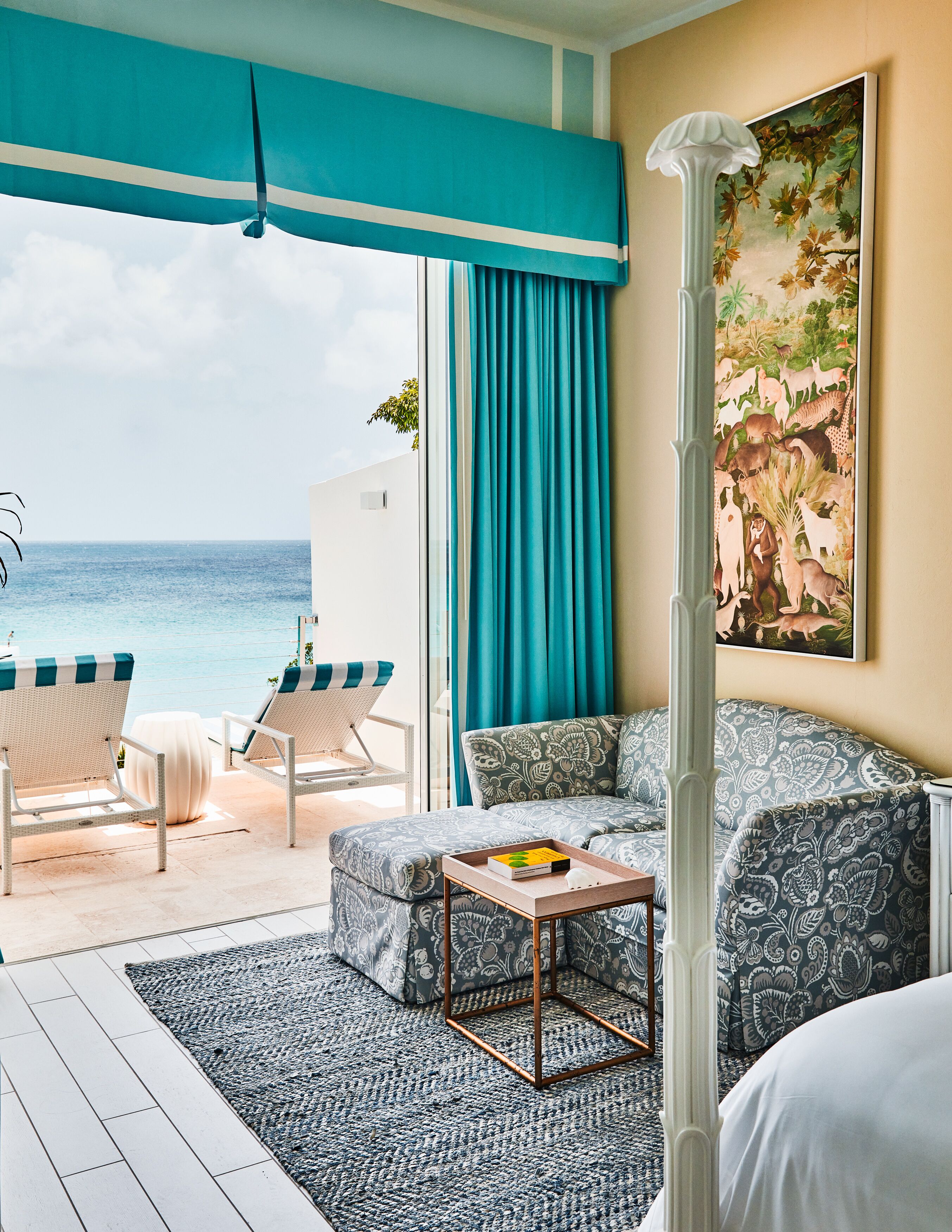 Ropa de cama de alta calidad y caja de seguridad en la habitación 