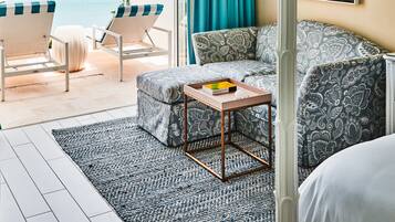 Ropa de cama de alta calidad y caja de seguridad en la habitación