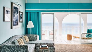 高級寝具、セーフティボックス (室内)、デスク、アイロン / アイロン台