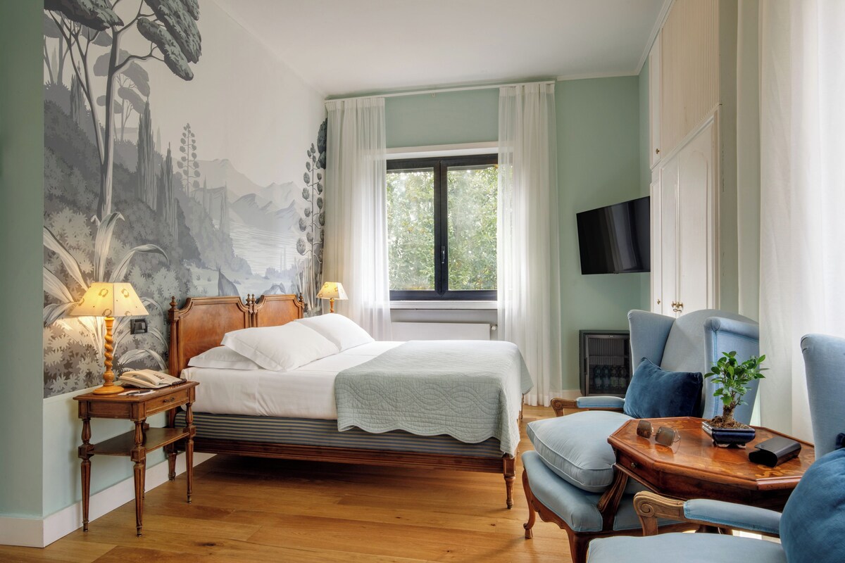 Down duvets, pillow-top beds, minibar, in-room safe