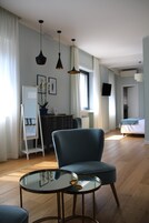 Junior-studiosuite | Dundyner, senge med topmadrasser, minibar, pengeskab på værelset