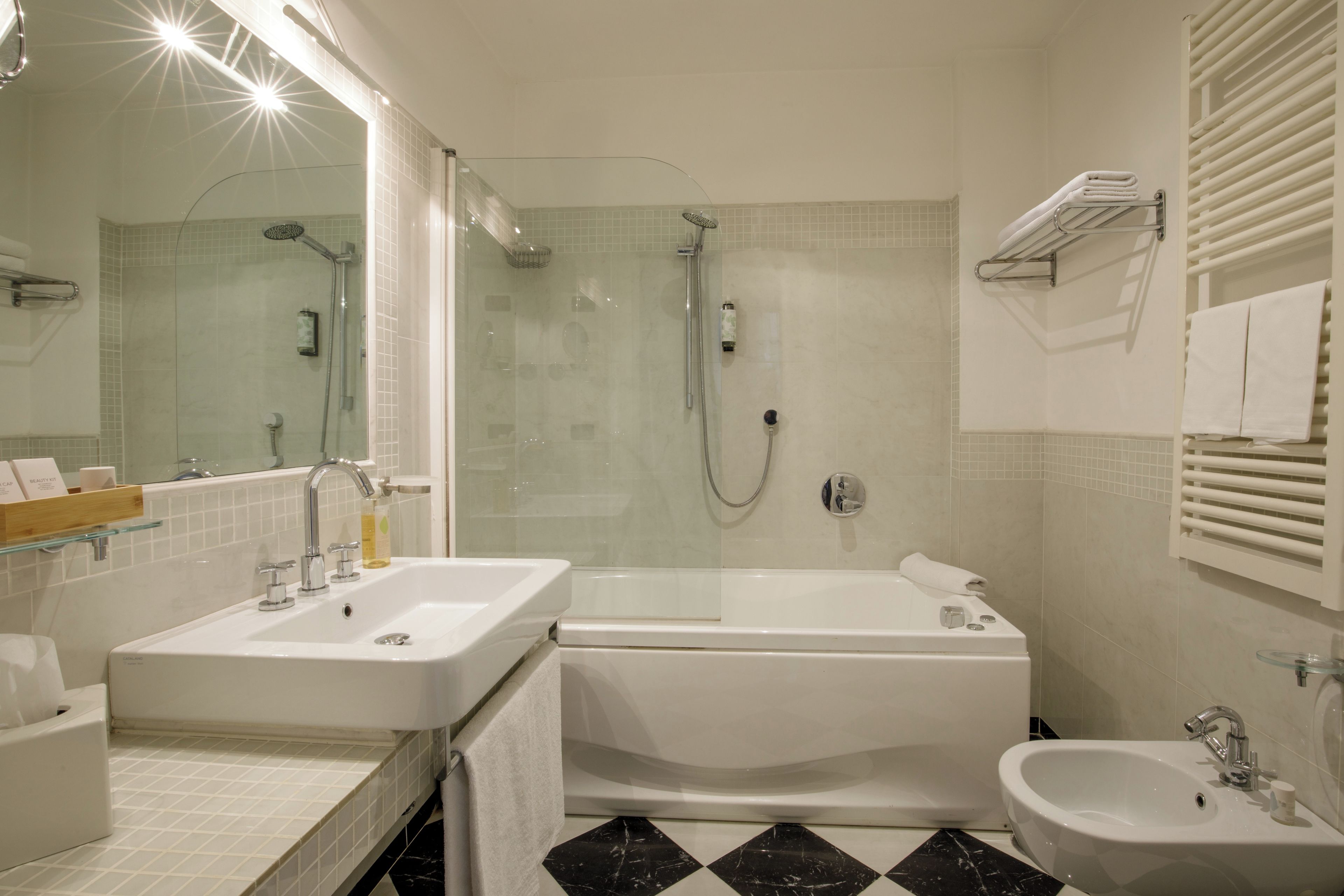 Un baño moderno con bañera, ducha y lavamanos.