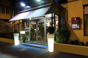 Fassade der Unterkunft – Abend/Nacht