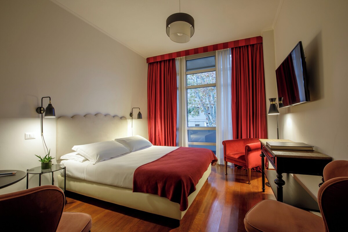 Down duvets, pillow-top beds, minibar, in-room safe