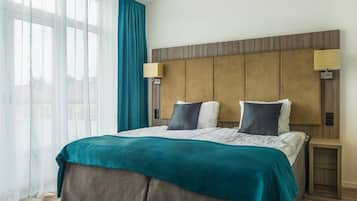 MörklÀggningsgardiner, gratis wi-fi, sÀngklÀder och vÀckarklockor