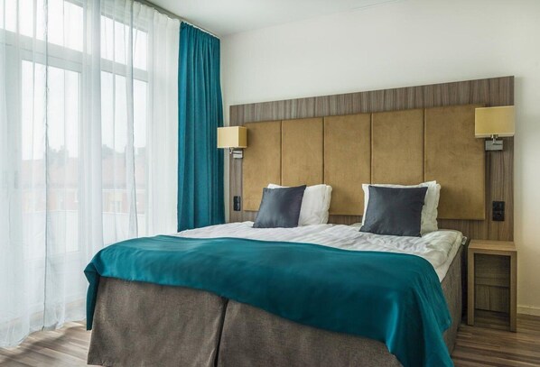 Cortinas blackout, wifi gratis, ropa de cama y despertador 