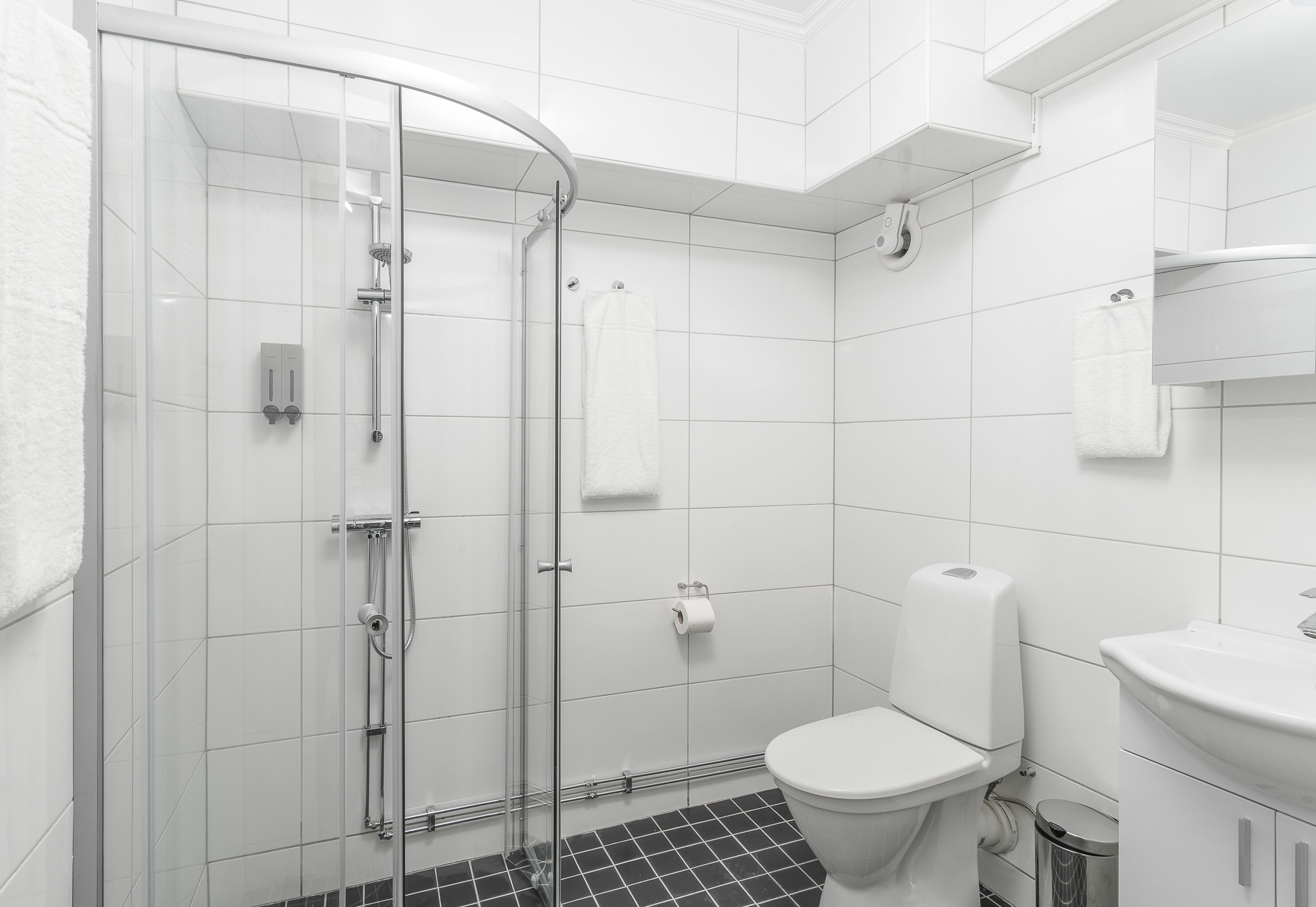 standard room, 1 queen bed | bathroom | shower, free toiletries, hair dryer, towels