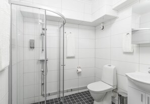 Standard Room, 1 Queen Bed | Bathroom | Shower, free toiletries, hair dryer, towels