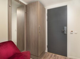 Cortinas blackout, wifi gratis, despertador y ropa de cama