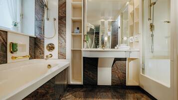 Ein modernes Badezimmer mit Badewanne, Dusche und Waschtisch.