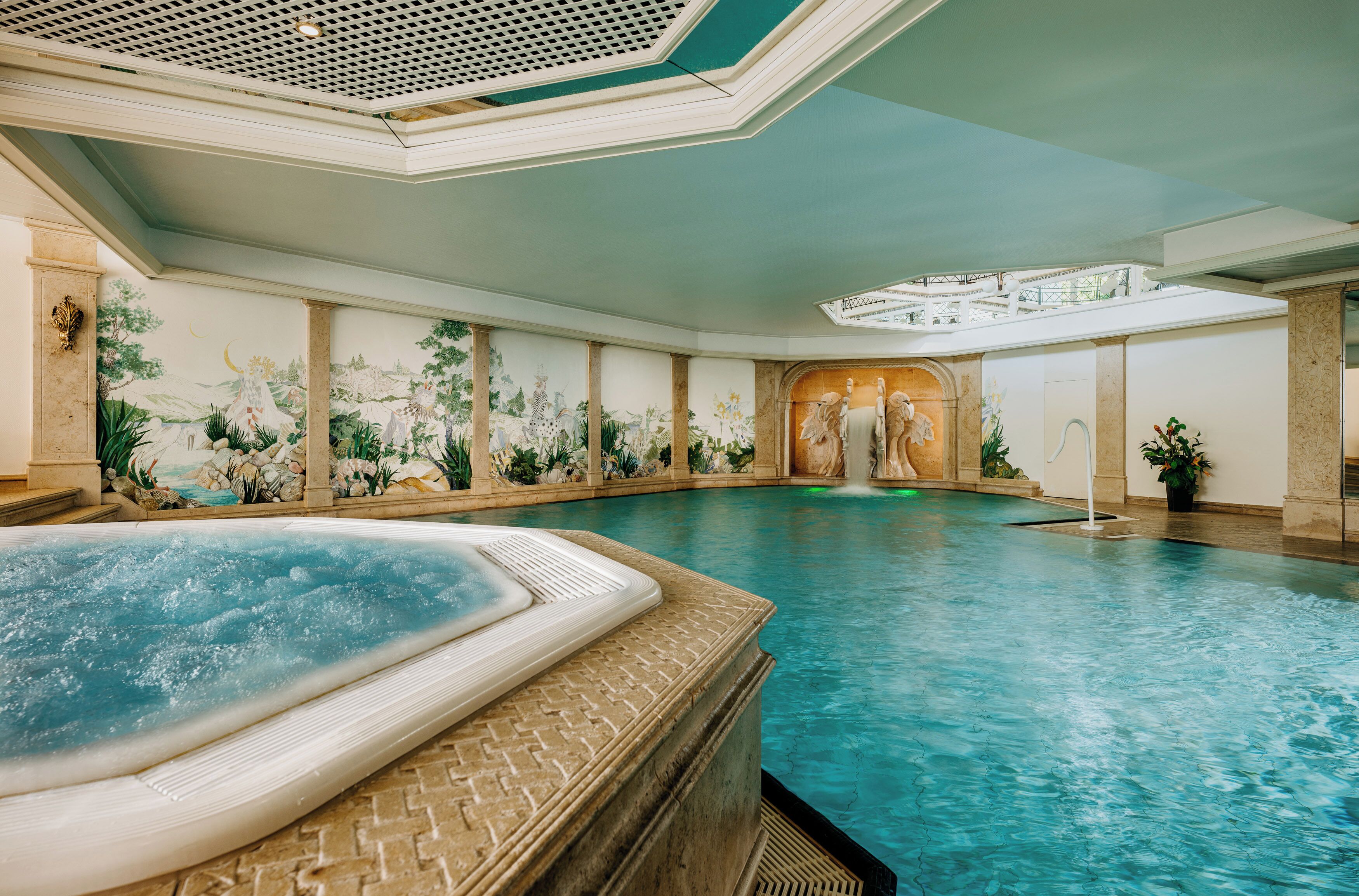 Indoor pool, sun loungers