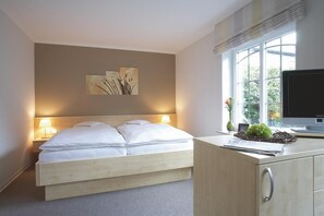 Chambre économique double (Annex double or main building 2 twins) | Literie de qualité, lit avec matelas à plateau-coussin, coffre-fort