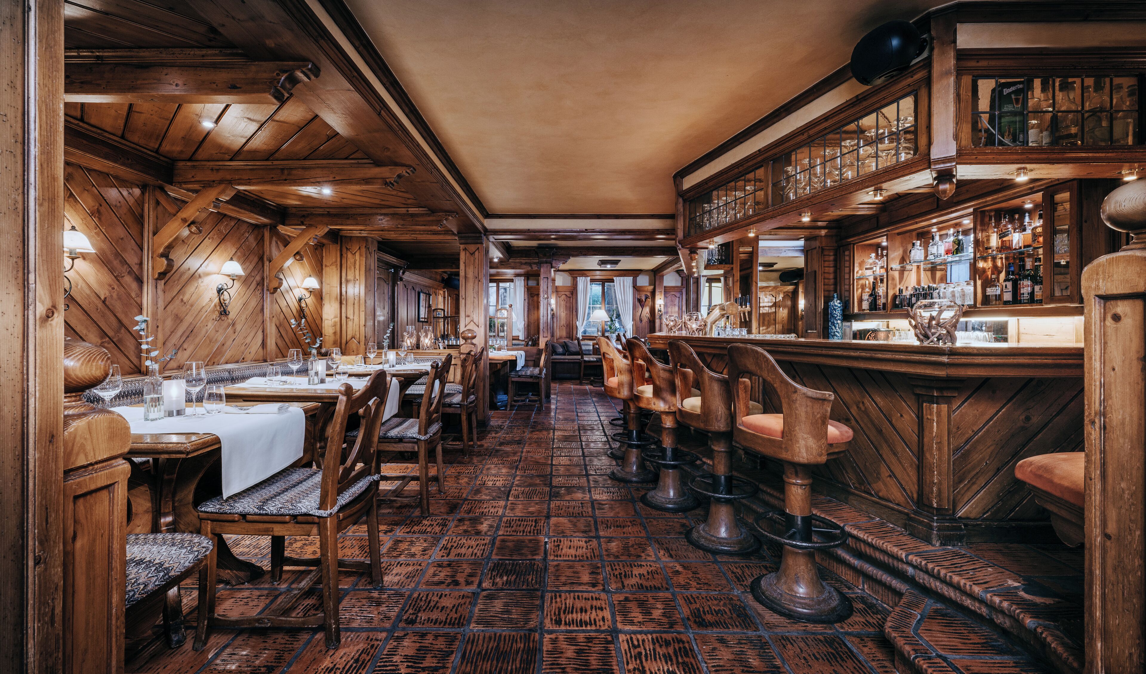 Bar (trong khuôn viên)