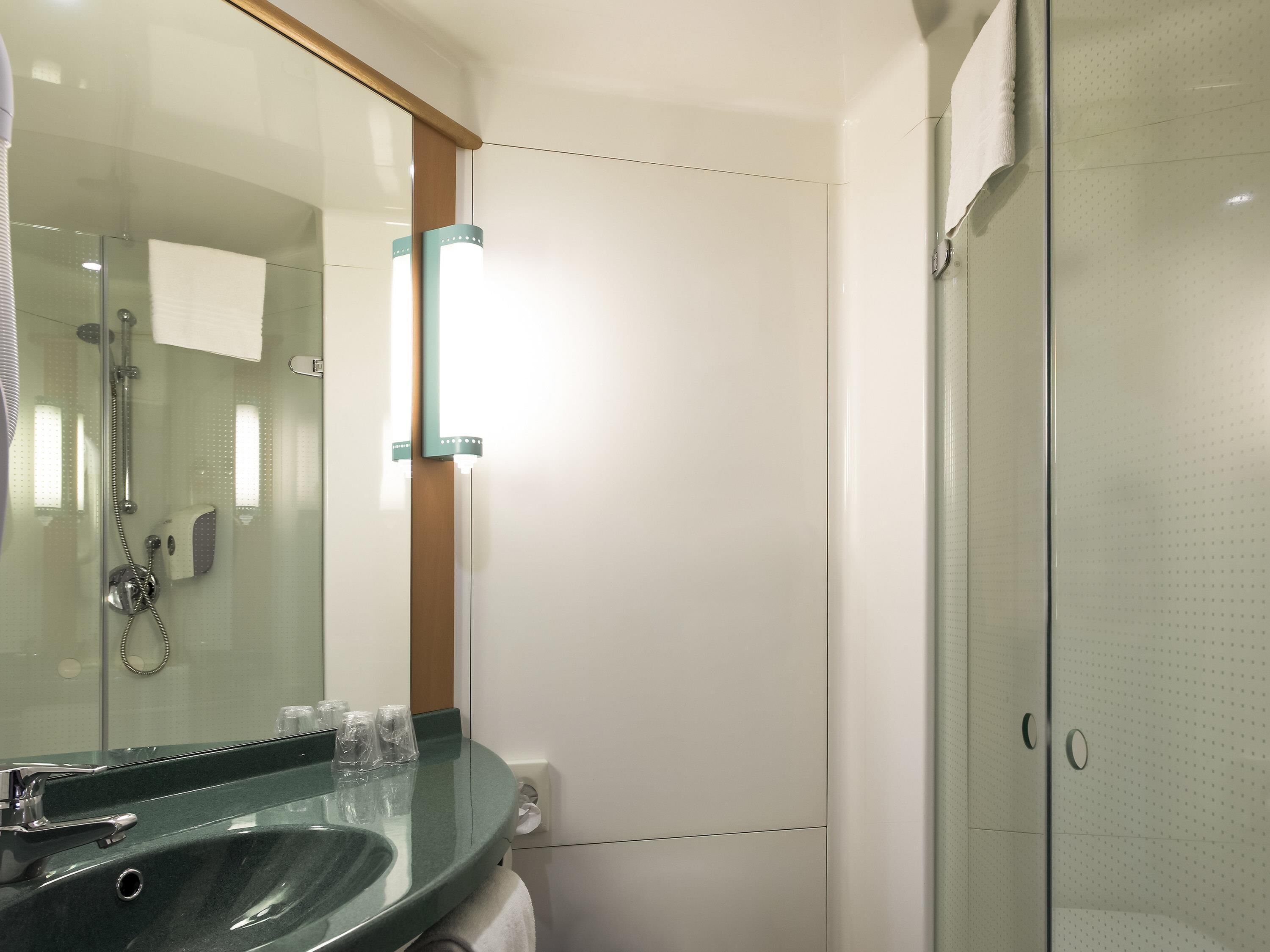 Kamer, 2 eenpersoonsbedden | Donzen dekbedden, een bureau, verduisterende gordijnen