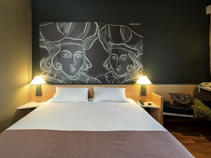 Double Room, 1 Katil Kelamin (Double) | Gebar bulu kapas, meja, langsir/tirai gelap terus 