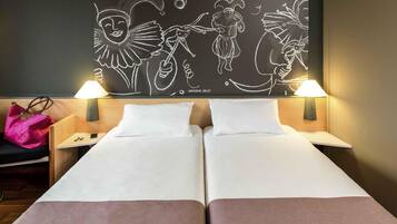 Kamer, 2 eenpersoonsbedden | Donsdekens, een bureau, verduisterende gordijnen