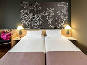 Chambre, 2 lits une place | Couette en duvet d'oie, bureau, rideaux occultants