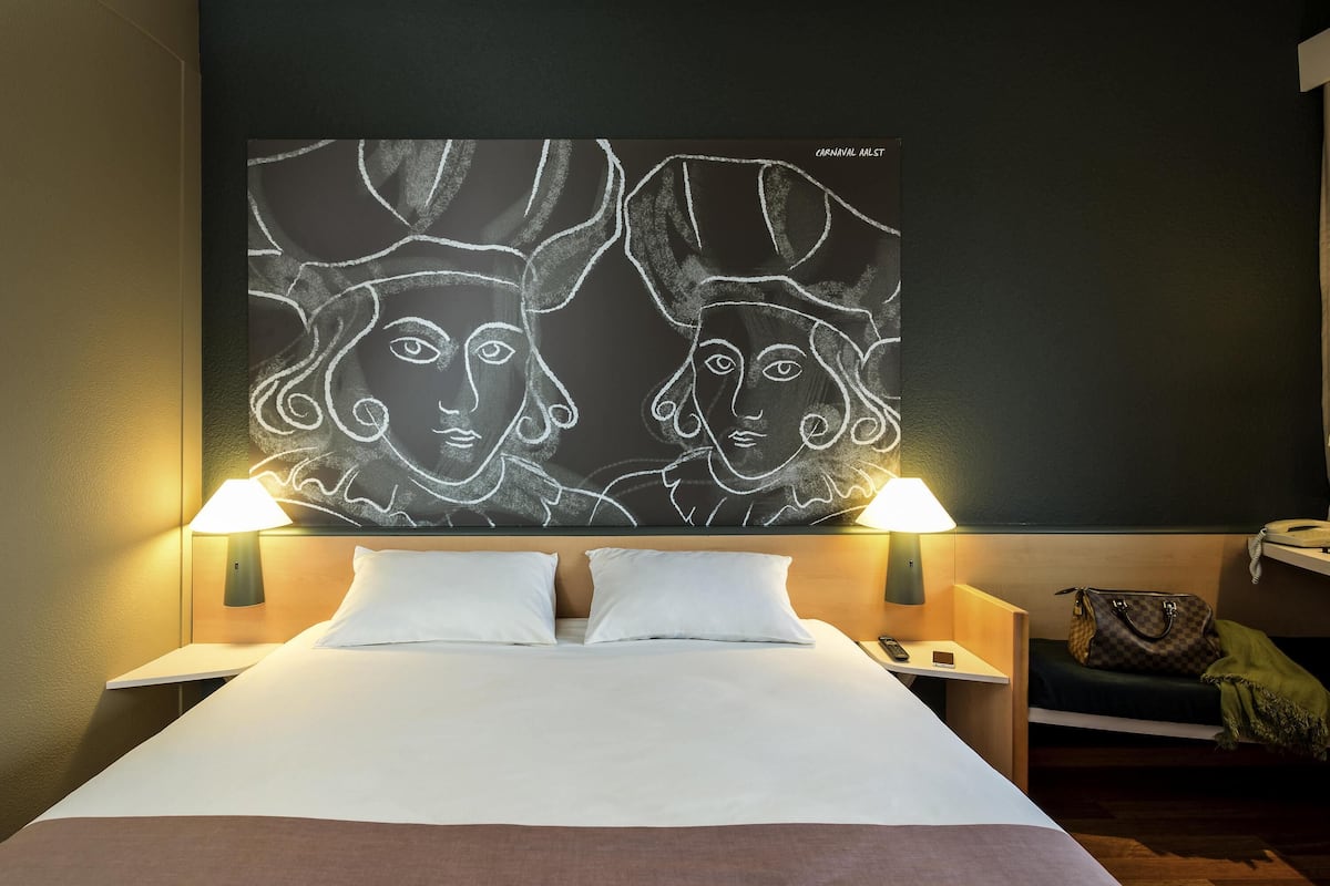 Double Room, 1 Double Bed | Down comforters, desk, blackout drapes, iron/ironing board