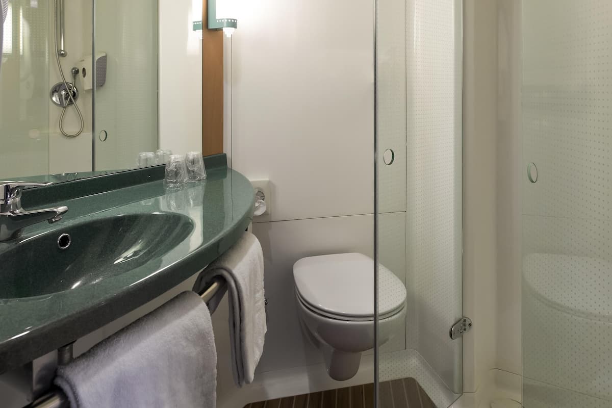 Chambre, 1 lit jumeau | Couette en duvet, bureau, rideaux dâobscurcissement