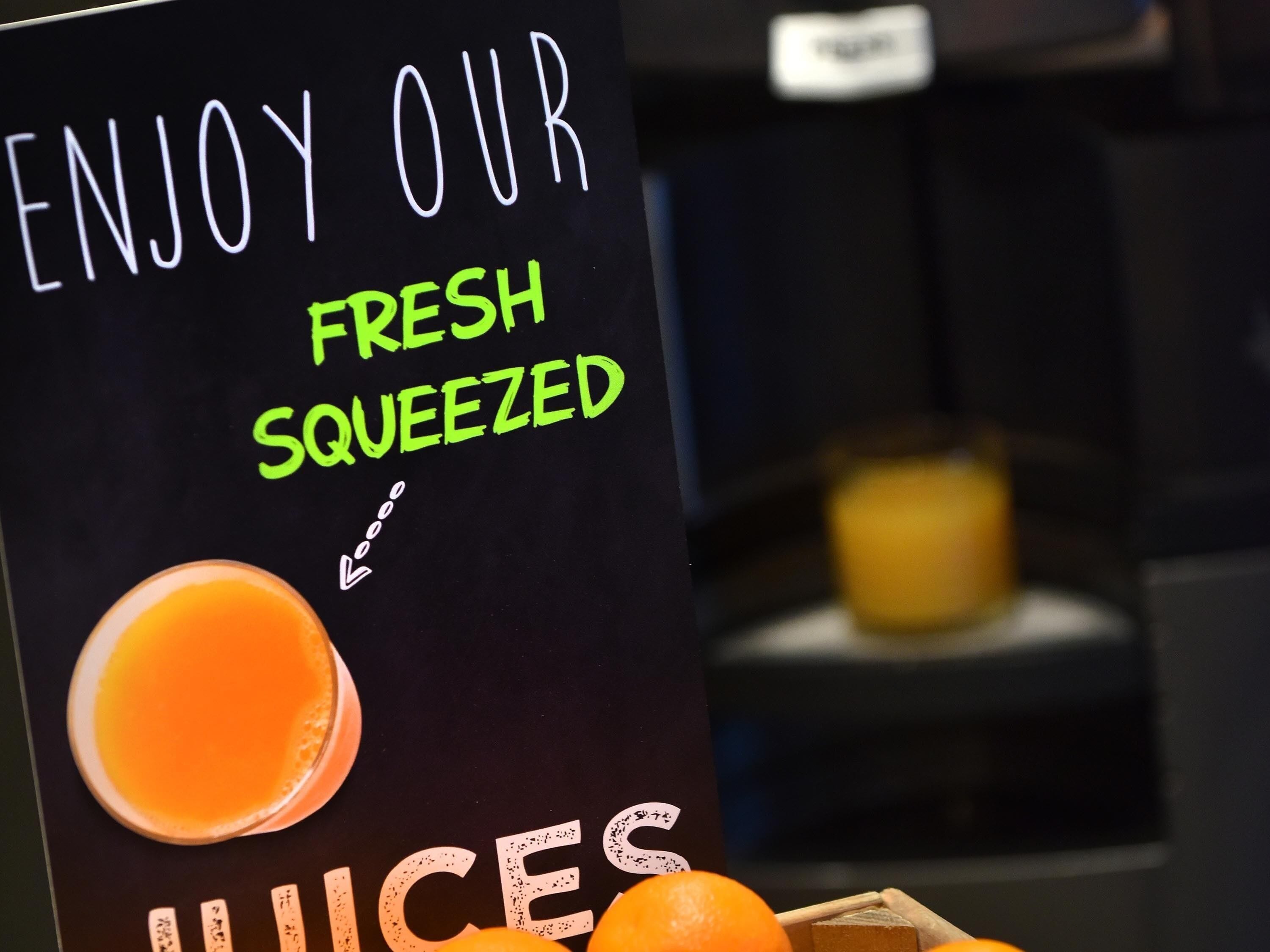 Een bord waarop verse jus d'orange wordt aangeboden.
