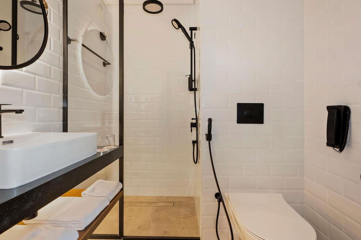 Minibar, skrivebord, lydisolert og strykejern/-brett