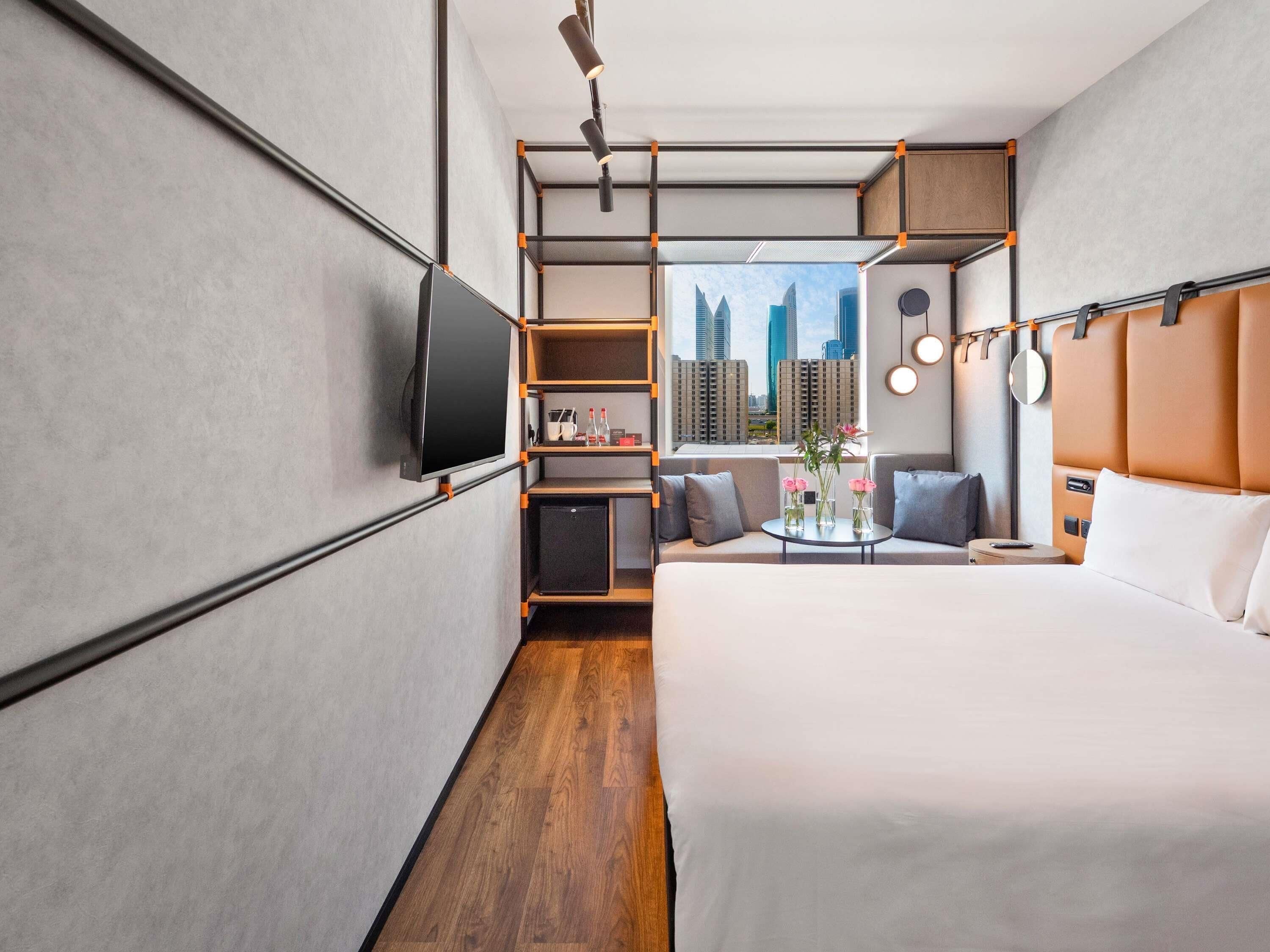 Habitación doble estándar, 1 cama matrimonial | Minibar, escritorio, insonorización y tabla de planchar con plancha 