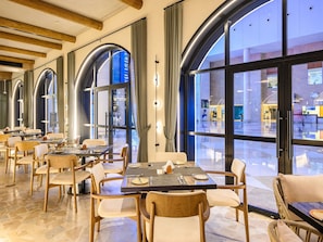 Breakfast, lunch, dinner served; Italian cuisine