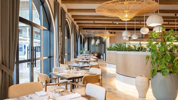 Breakfast, lunch, dinner served; Italian cuisine