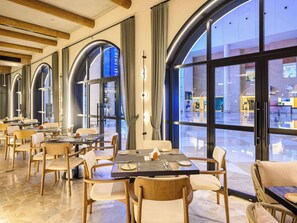 Déjeuner, dîner et souper servis sur place; cuisine italienne 