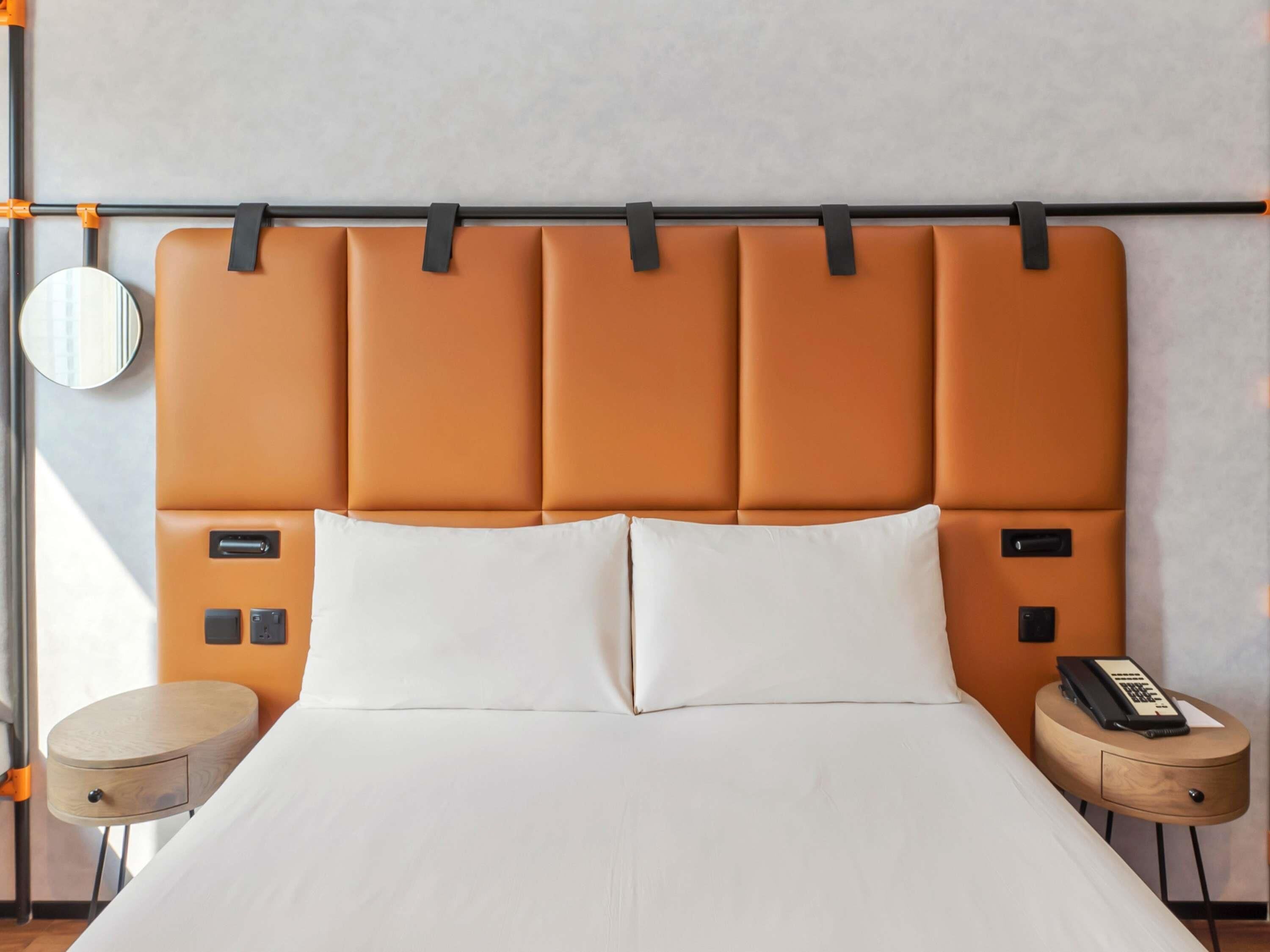 Habitación doble estándar, 1 cama matrimonial | Minibar, escritorio, insonorización y tabla de planchar con plancha 