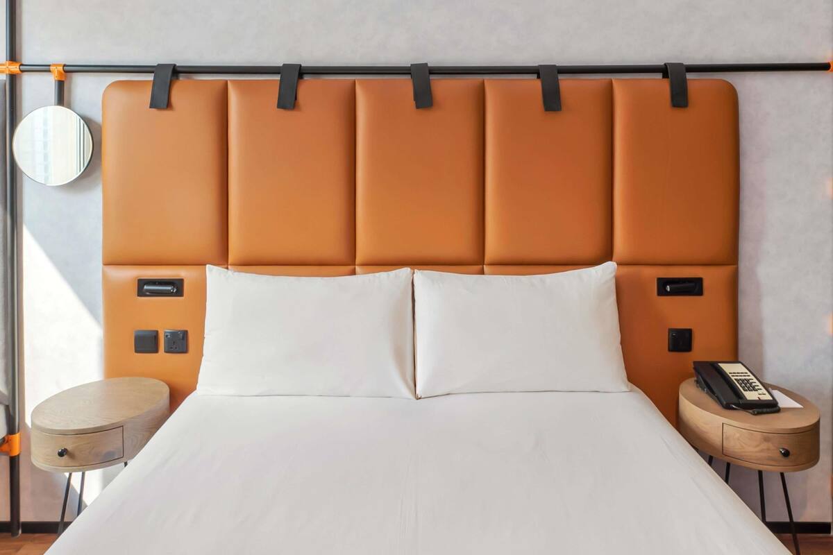 Minibar, escritorio y sistema de insonorización 