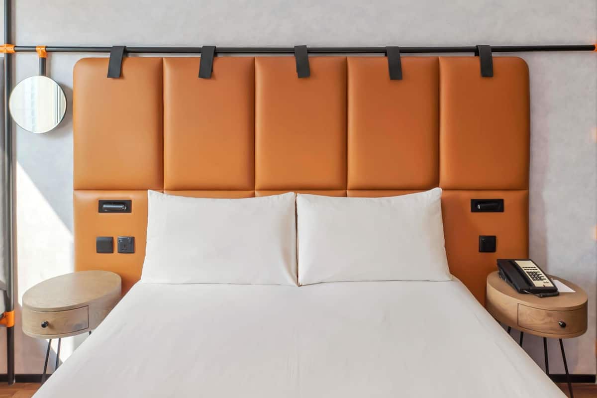 Habitación doble estándar, 1 cama matrimonial | Minibar, escritorio, insonorización y tabla de planchar con plancha