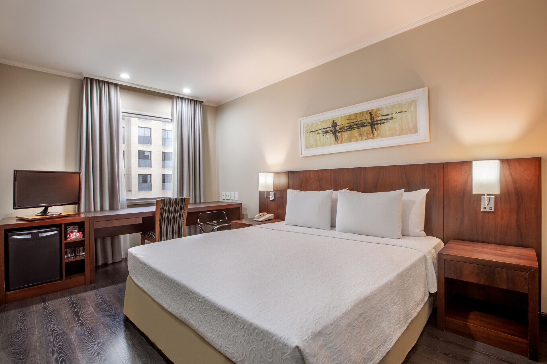 Una cassaforte in camera, una scrivania, postazione laptop