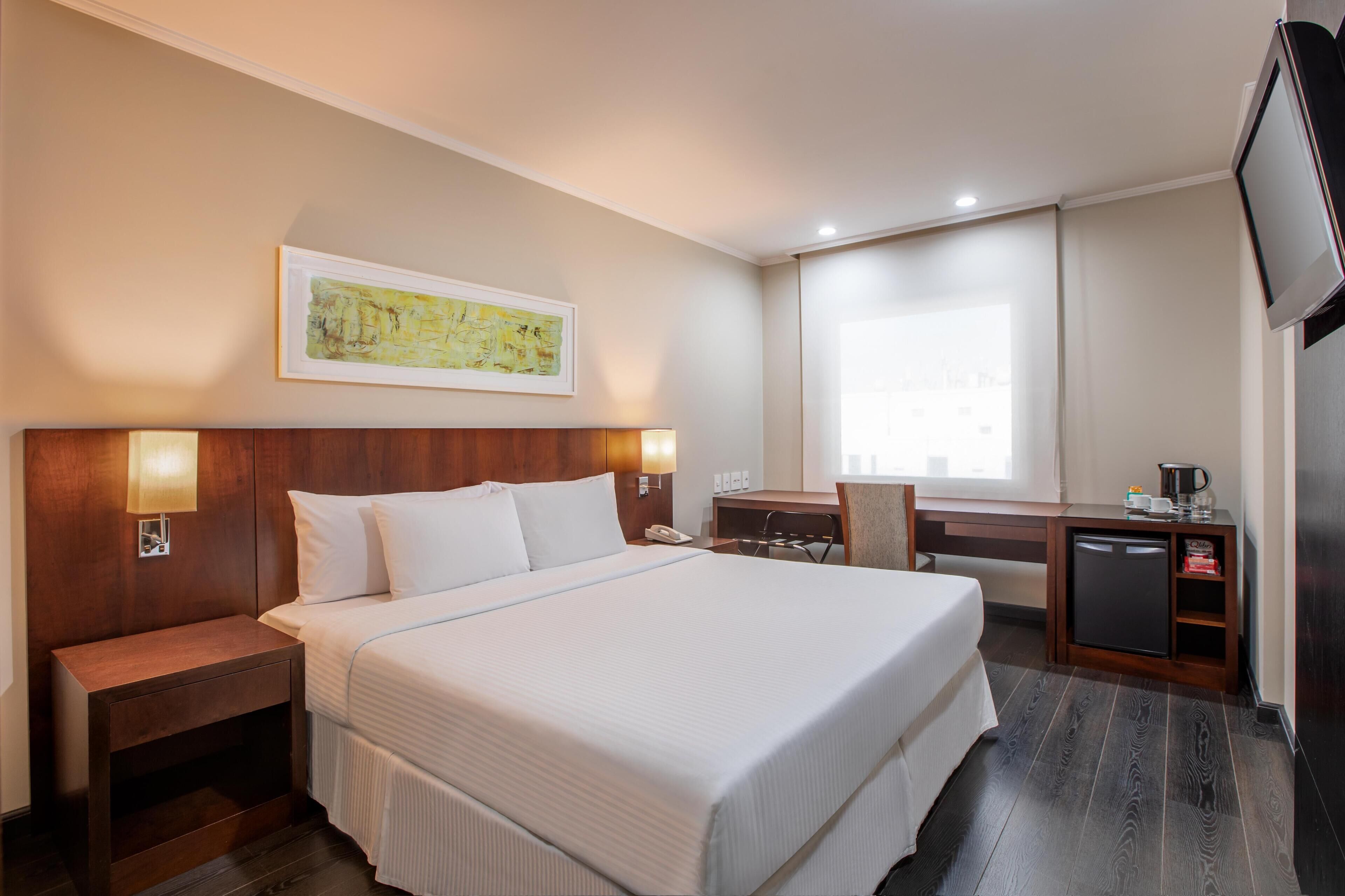 Una cassaforte in camera, una scrivania, postazione laptop