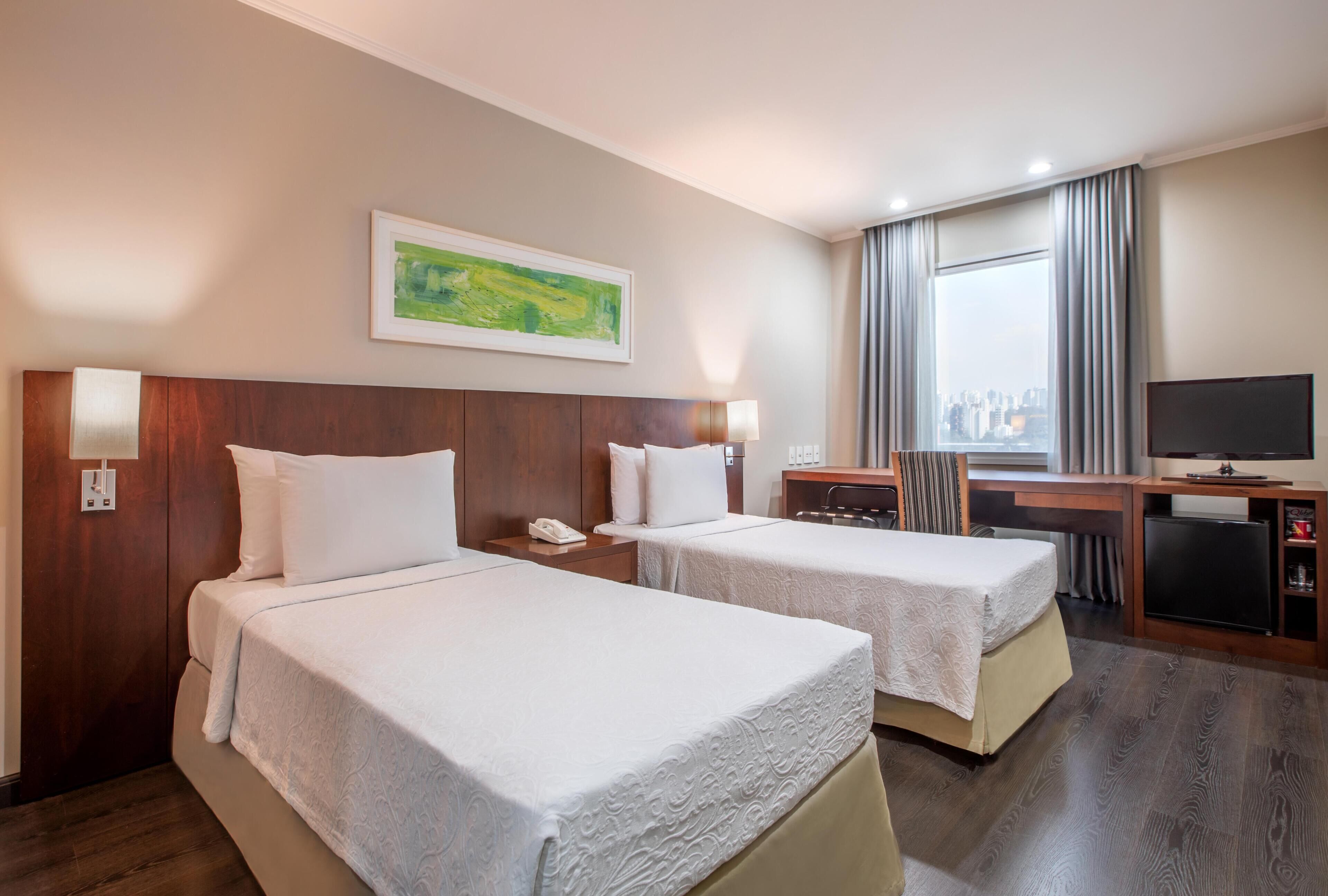 Una cassaforte in camera, una scrivania, postazione laptop