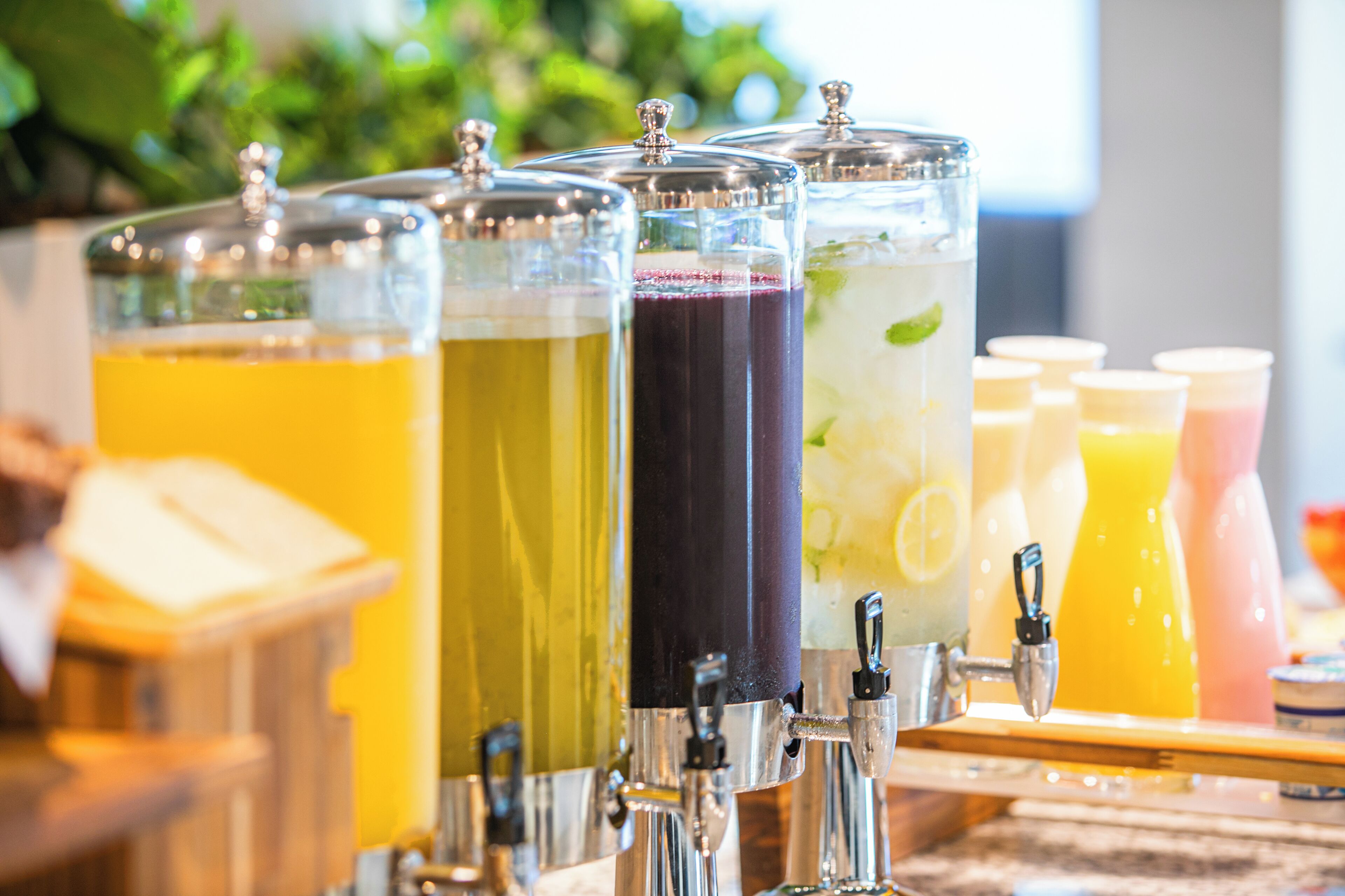 Un point de distribution de boissons doté de plusieurs distributeurs.