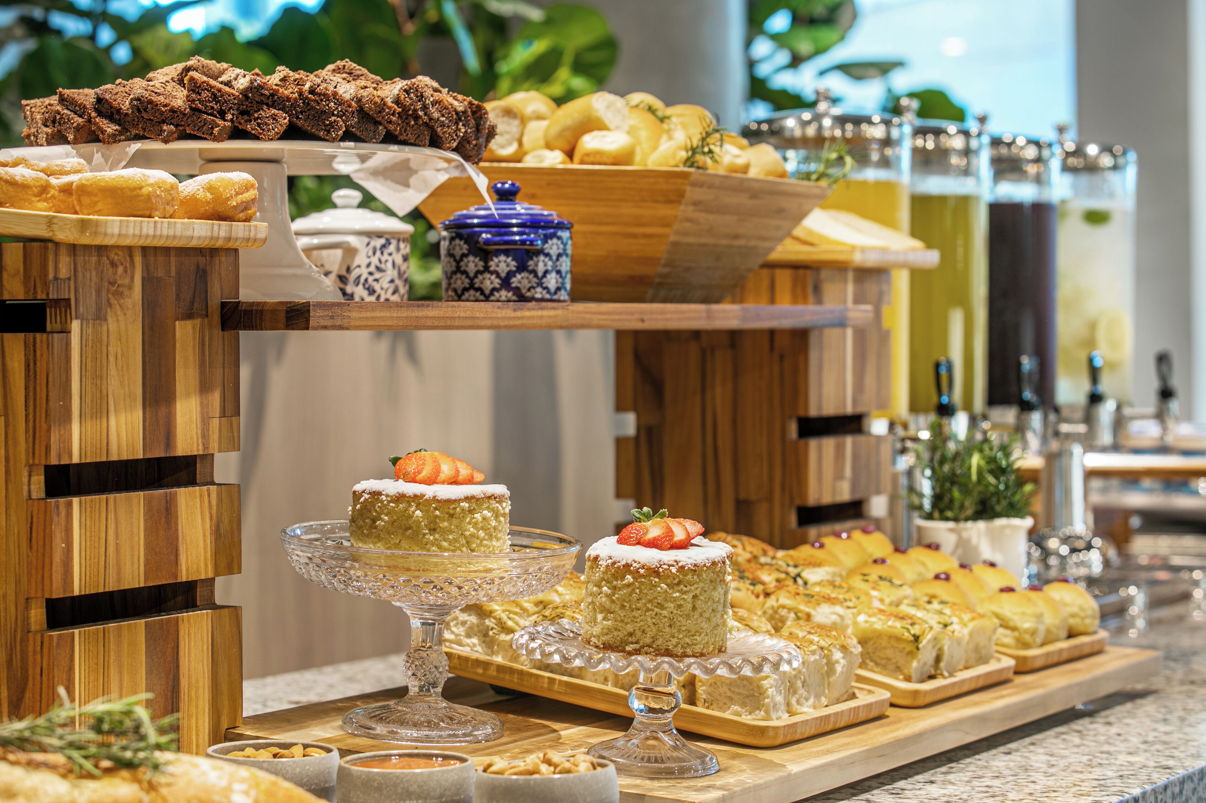 Un bufé con diversos productos horneados, como pan, pasteles y tortas.