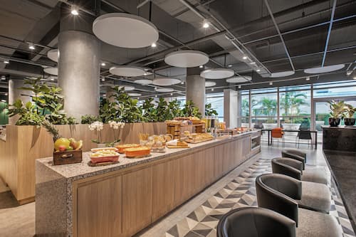 Café da manhã com buffet grátis todos os dias