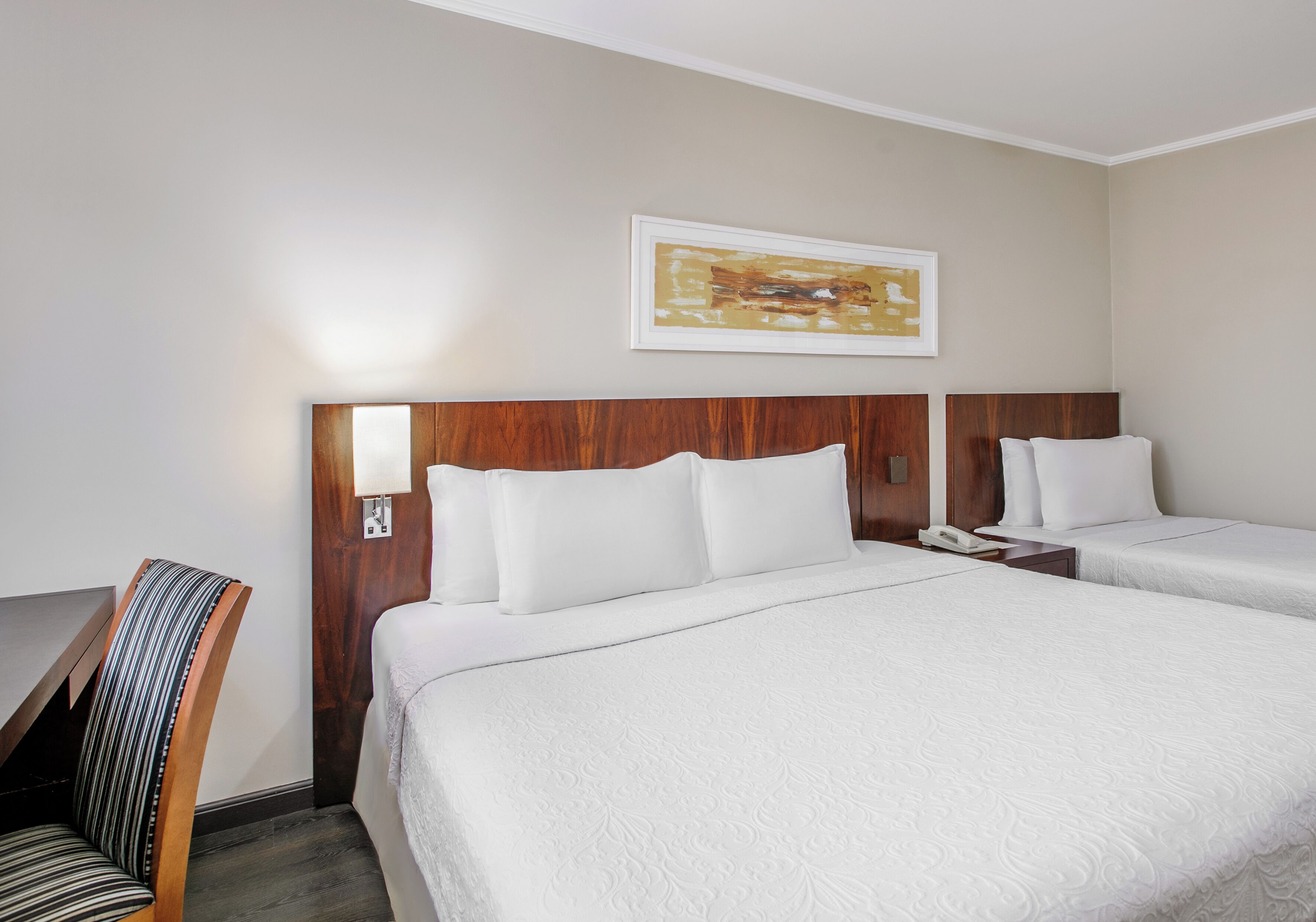 Zimmersafe, Schreibtisch, laptopgeeigneter Arbeitsplatz