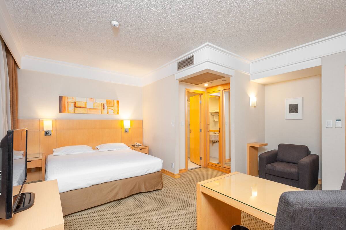 Deluxe Room | Minibar, in-room safe, desk, blackout curtains