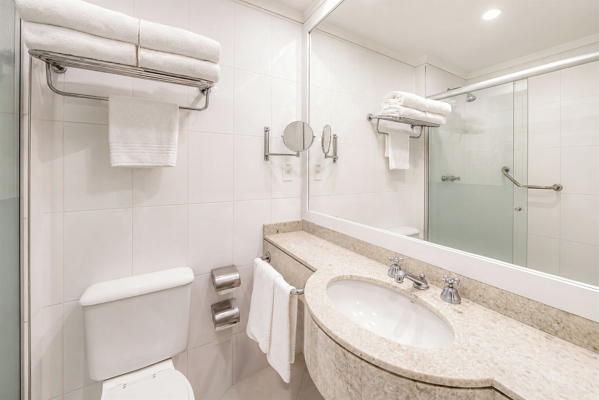 Un bagno moderno con il water, lavandino e doccia.